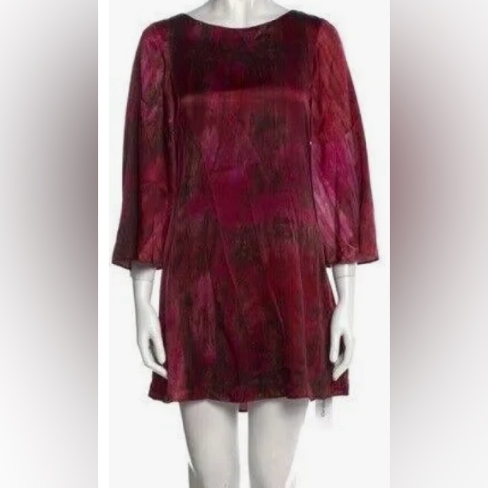 Alice + Olivia dress. Medium. red to maroon, silk, bell sleeve, lined. Like new